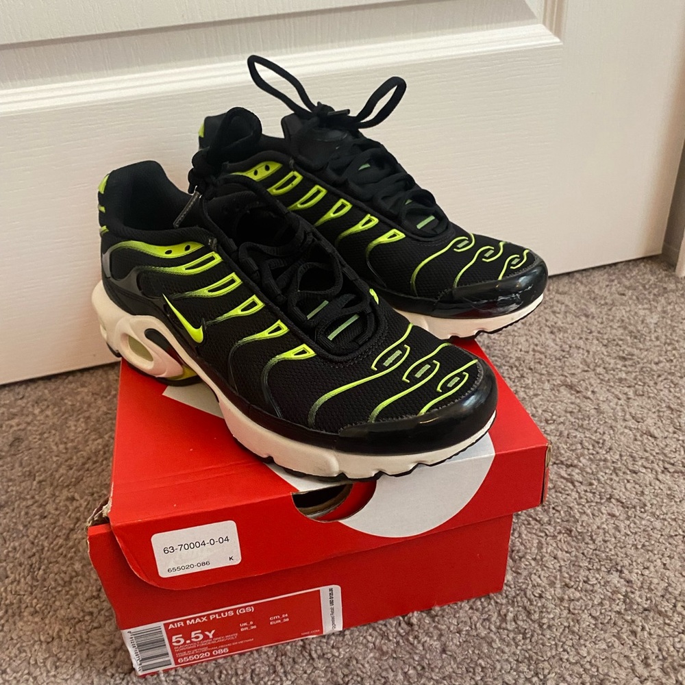 Nike Air Max plus(GS) 5.5 ( which is also 5.5 in mens)